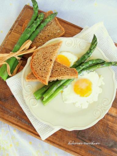 Zdjęcie - Szparagi z jajkiem sadzonym - Przepisy kulinarne ze zdjęciami
