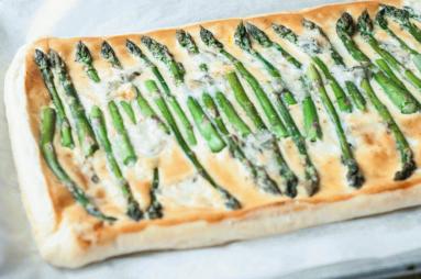 Zdjęcie - Ekspresowa tarta ze szparagami i serem pleśniowym - Przepisy kulinarne ze zdjęciami