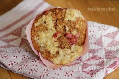 Zdjęcie - Otrębowe muffiny z rabarbarem, jęczmiennymi płatkami na jogurcie przykryte kruszonką - Przepisy kulinarne ze zdjęciami
