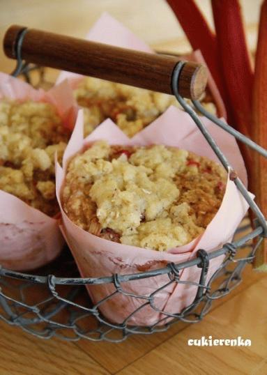 Zdjęcie - Otrębowe muffiny z rabarbarem, jęczmiennymi płatkami na jogurcie przykryte kruszonką - Przepisy kulinarne ze zdjęciami