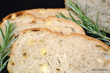 Zdjęcie - Chleb z pieczonymi ziemniakami i rozmarynem - Przepisy kulinarne ze zdjęciami