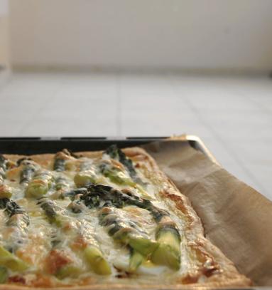 Zdjęcie - Szparagi na  cieście francuskim - Przepisy kulinarne ze zdjęciami