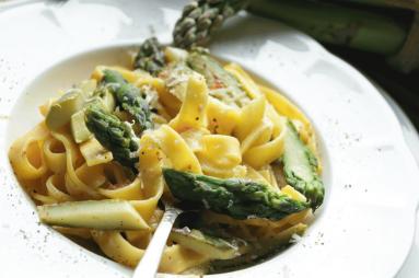 Zdjęcie - Tagliatelle z zielonymi  szparagami - Przepisy kulinarne ze zdjęciami