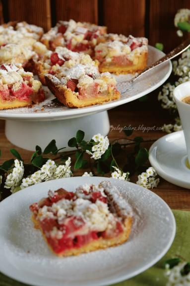 Zdjęcie - Kruche ciasto z rabarbarem i kruszonką - Przepisy kulinarne ze zdjęciami