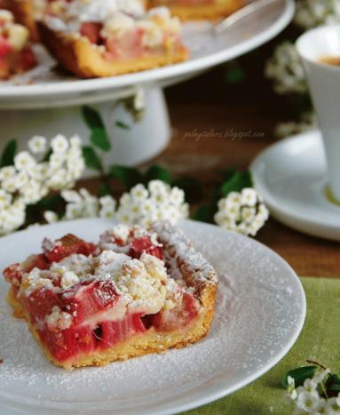 Zdjęcie - Kruche ciasto z rabarbarem i kruszonką - Przepisy kulinarne ze zdjęciami