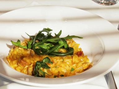Zdjęcie - szafranowe risotto z pieczonym udkiem kaczki - Przepisy kulinarne ze zdjęciami