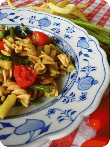Zdjęcie - Sałatka makaronowa ze szparagami, mozzarellą i pesto - Przepisy kulinarne ze zdjęciami