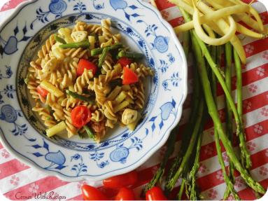 Zdjęcie - Sałatka makaronowa ze szparagami, mozzarellą i pesto - Przepisy kulinarne ze zdjęciami