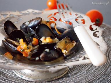 Zdjęcie - Mule w sosie z białego wina z cebulą i pomidorami / Mussels in white wine sauce with onions and tomatoes - Przepisy kulinarne ze zdjęciami