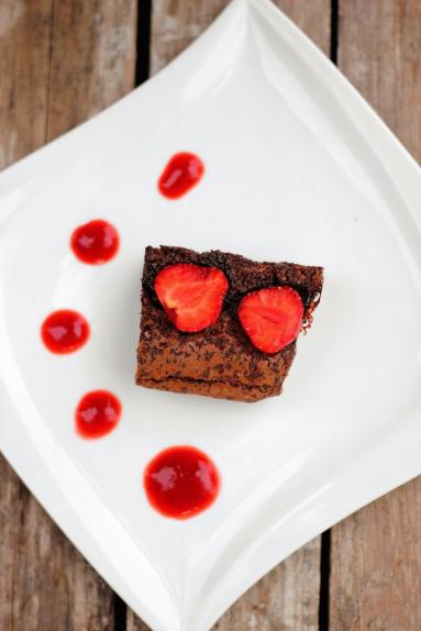 Zdjęcie - Brownie z truskawkami i truskawkowym coulis - Przepisy kulinarne ze zdjęciami