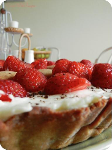 Zdjęcie - Kawowa tarta z truskawkami i mascarpone - Przepisy kulinarne ze zdjęciami