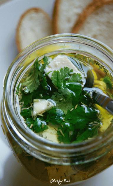 Zdjęcie - Feta z oliwkami w oliwie ziołowej - Przepisy kulinarne ze zdjęciami