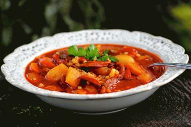 Zdjęcie - Zupa gulaszowa z chorizo i kaszą - Przepisy kulinarne ze zdjęciami