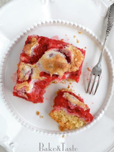 Zdjęcie - Kruche ciasto z truskawkami i bezową pianką - Przepisy kulinarne ze zdjęciami