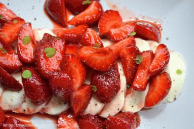 Zdjęcie - Mozzarella z sosem truskawkowym i świeżą miętą - Przepisy kulinarne ze zdjęciami