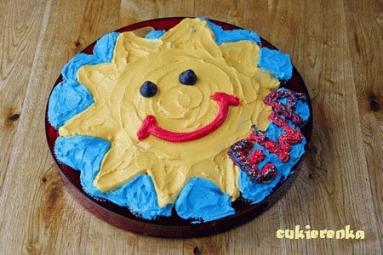 Zdjęcie - Urodzinowy tort babeczkowy - Przepisy kulinarne ze zdjęciami