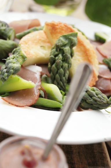 Zdjęcie - Sałatka szpinakowo-szparagowa z żurawinowym sosem - Przepisy kulinarne ze zdjęciami