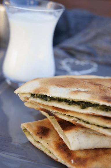 Zdjęcie - Gözleme i ayran - turecki przysmak - Przepisy kulinarne ze zdjęciami