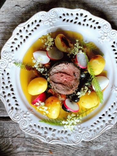 Zdjęcie - Stek z polędwicy wołowej z ciepłym winegretem i młodymi ziemniakami - Przepisy kulinarne ze zdjęciami