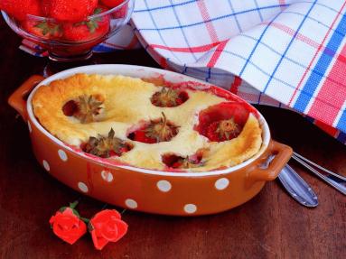Zdjęcie - Clafoutis z truskawkami - Przepisy kulinarne ze zdjęciami