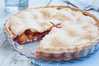Zdjęcie - Ciasto brzoskwiniowe z truskawkami (pie) - Przepisy kulinarne ze zdjęciami