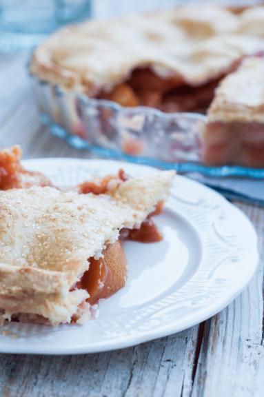 Zdjęcie - Ciasto brzoskwiniowe z truskawkami (pie) - Przepisy kulinarne ze zdjęciami