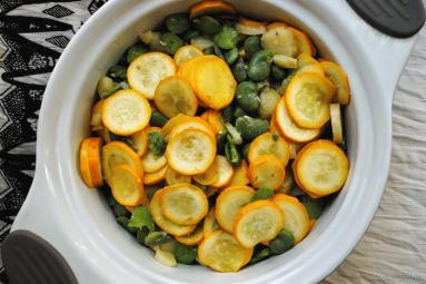 Zdjęcie - Zapiekanka z cukinii, bobu i ziemniaków z sosem serowo-koperkowym - Przepisy kulinarne ze zdjęciami