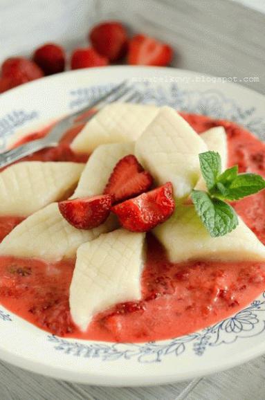 Zdjęcie - Kluski leniwe z sosem truskawkowym - Przepisy kulinarne ze zdjęciami