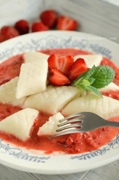 Zdjęcie - Kluski leniwe z sosem truskawkowym - Przepisy kulinarne ze zdjęciami