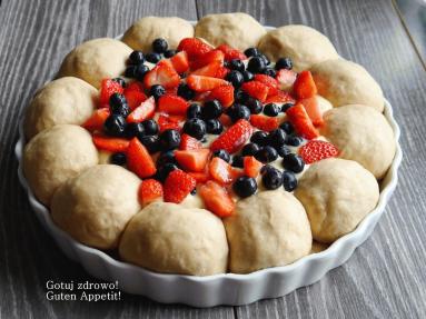 Zdjęcie - Drozdzowy wieniec truskawkowo-jagodowy - Przepisy kulinarne ze zdjęciami
