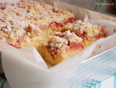 Zdjęcie - Słodkie ciasto drożdżowe z rabarbarem i truskawkami / Sweet yeast rhubarb and strawberry cake - Przepisy kulinarne ze zdjęciami