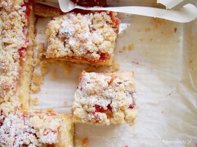 Zdjęcie - Słodkie ciasto drożdżowe z rabarbarem i truskawkami / Sweet yeast rhubarb and strawberry cake - Przepisy kulinarne ze zdjęciami