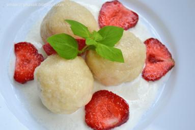 Zdjęcie - Serowe knedle z truskawkami - Przepisy kulinarne ze zdjęciami