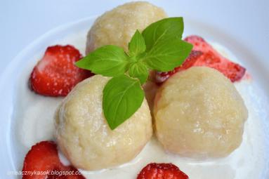Zdjęcie - Serowe knedle z truskawkami - Przepisy kulinarne ze zdjęciami