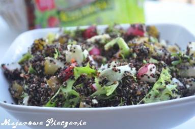 Zdjęcie - Wiosenna sałatka z quinoa i oscypkiem - Przepisy kulinarne ze zdjęciami