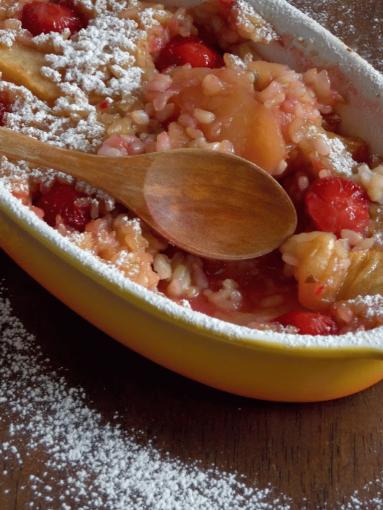Zdjęcie - Ryż brązowy zapiekany z jabłkiem i truskawkami - Przepisy kulinarne ze zdjęciami