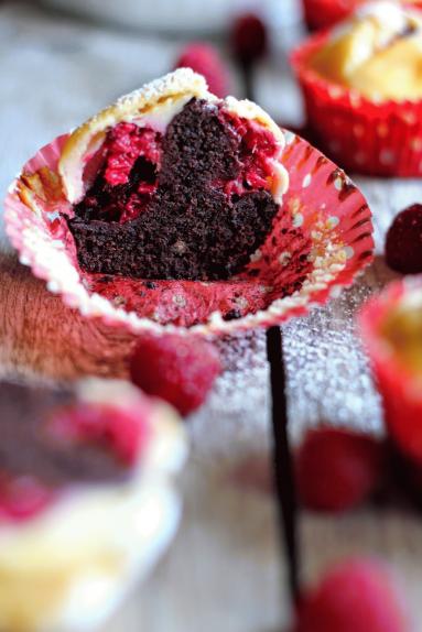 Zdjęcie - Muffinki czekoladowo-serowe z malinami - Przepisy kulinarne ze zdjęciami