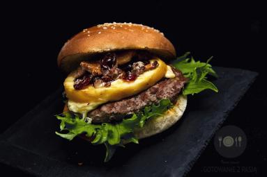 Zdjęcie - Grillowany burger wołowy z grillowanym oscypkiem oraz smażonymi kurkami  z żurawiną - Przepisy kulinarne ze zdjęciami