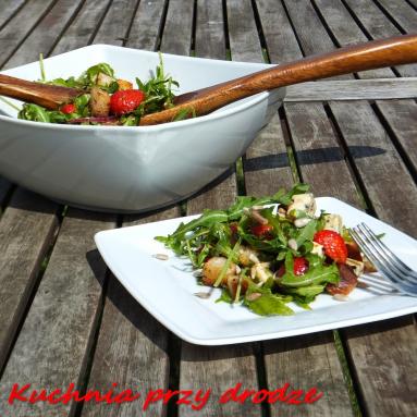 Zdjęcie - Sałat(k)a z truskawkami i błękitnym serem - Przepisy kulinarne ze zdjęciami