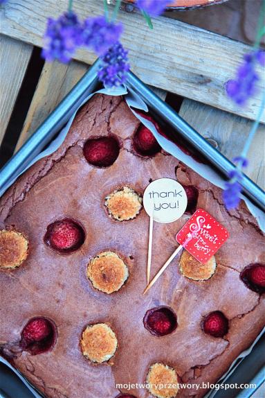 Zdjęcie - Brownie orzechowe z rafaello i truskawkami - Przepisy kulinarne ze zdjęciami