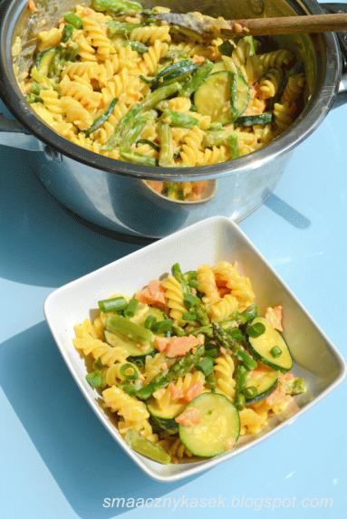 Zdjęcie - Makaron ze szparagami, cukinią i łososiem w sosie szafranowym - Przepisy kulinarne ze zdjęciami