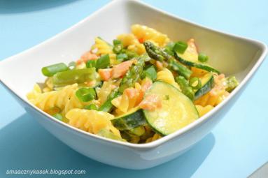 Zdjęcie - Makaron ze szparagami, cukinią i łososiem w sosie szafranowym - Przepisy kulinarne ze zdjęciami