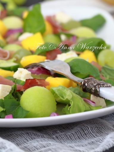 Zdjęcie - Zielona owocowa sałatka z bazylią i prosciutto - Przepisy kulinarne ze zdjęciami