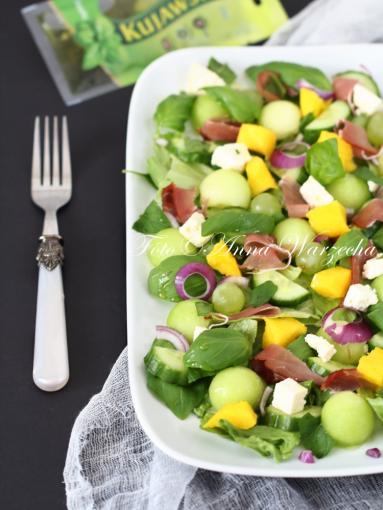 Zdjęcie - Zielona owocowa sałatka z bazylią i prosciutto - Przepisy kulinarne ze zdjęciami