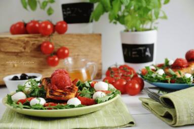 Zdjęcie - Łosoś norweski  z sorbetem truskawkowym na sałatce z pieczonymi pomidorkami - Przepisy kulinarne ze zdjęciami