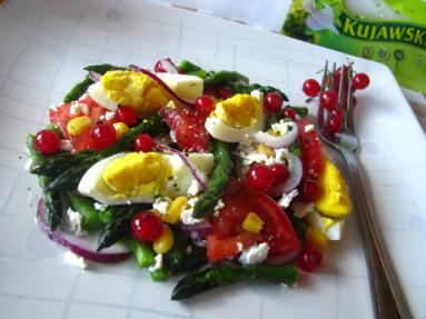 Zdjęcie - Sałatka ze szparagami, jajkiem, serem korycińskim i.... czerwonymi  porzeczkami - Przepisy kulinarne ze zdjęciami