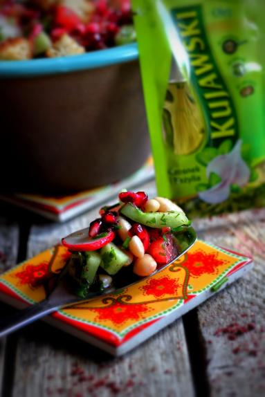Zdjęcie - Sałatka bliskowschodnia z ziołowym dressingiem - Przepisy kulinarne ze zdjęciami