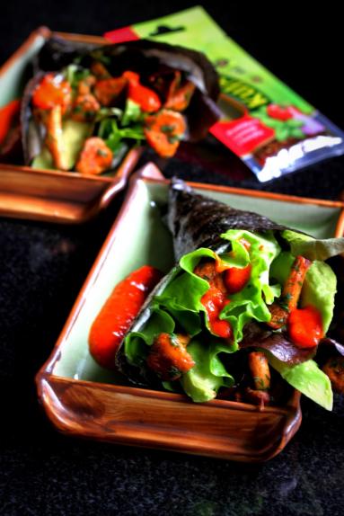 Zdjęcie - Sałatka z kurkami i kozim serem w wodorostach nori z sosem z pieczonej papryki - Przepisy kulinarne ze zdjęciami