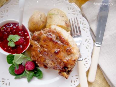 Zdjęcie - Kotlety schabowe z sosem malinowym z kolendrą / Pork chops with raspberry cilantro sauce - Przepisy kulinarne ze zdjęciami