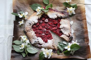 Zdjęcie - Pełnoziarniste galette  z truskawkami - Przepisy kulinarne ze zdjęciami